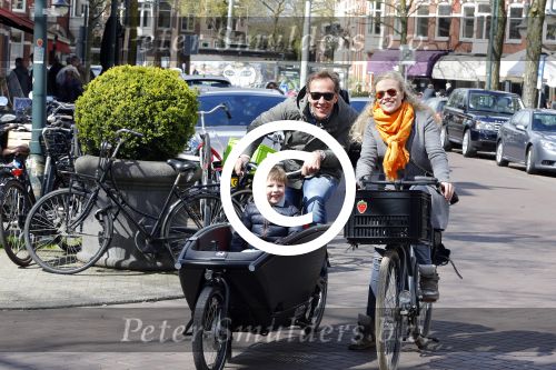 Amsterdam 23 april 2016 
Patrick Huisman met dochter en zoon en bakfiets in Amsterdam zuid.