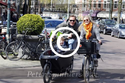 Amsterdam 23 april 2016 
Patrick Huisman met dochter en zoon en bakfiets in Amsterdam zuid.