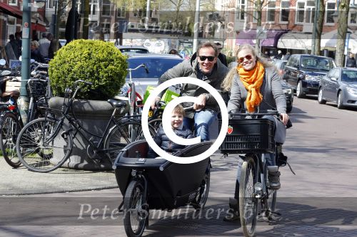 Amsterdam 23 april 2016 
Patrick Huisman met dochter en zoon en bakfiets in Amsterdam zuid.