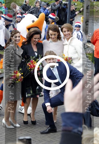 Zwolle 27 april 2016
Koningsdag in Zwolle met Koning Willem Alexander Koningin Maxima Prinses Amalia Ariane Alexia Prins Constantijn Prinses Laurentien Prins Maurits Prinses Marilene Prins Bernhard Prinses Annette Prins Pieter Christiaan Prinses Anita Prins Floris en Prinses Aimee.