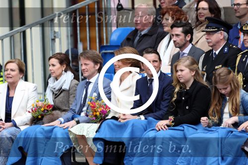Zwolle 27 april 2016
Koningsdag in Zwolle met Koning Willem Alexander Koningin Maxima Prinses Amalia Ariane Alexia Prins Constantijn Prinses Laurentien Prins Maurits Prinses Marilene Prins Bernhard Prinses Annette Prins Pieter Christiaan Prinses Anita Prins Floris en Prinses Aimee.