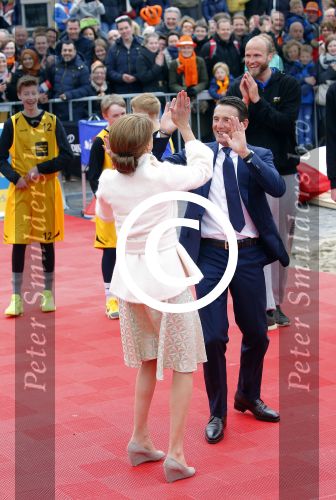 Zwolle 27 april 2016
Koningsdag in Zwolle met Koning Willem Alexander Koningin Maxima Prinses Amalia Ariane Alexia Prins Constantijn Prinses Laurentien Prins Maurits Prinses Marilene Prins Bernhard Prinses Annette Prins Pieter Christiaan Prinses Anita Prins Floris en Prinses Aimee.