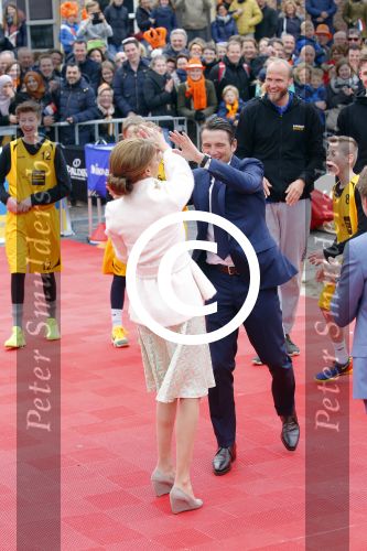 Zwolle 27 april 2016
Koningsdag in Zwolle met Koning Willem Alexander Koningin Maxima Prinses Amalia Ariane Alexia Prins Constantijn Prinses Laurentien Prins Maurits Prinses Marilene Prins Bernhard Prinses Annette Prins Pieter Christiaan Prinses Anita Prins Floris en Prinses Aimee.