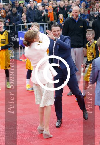 Zwolle 27 april 2016
Koningsdag in Zwolle met Koning Willem Alexander Koningin Maxima Prinses Amalia Ariane Alexia Prins Constantijn Prinses Laurentien Prins Maurits Prinses Marilene Prins Bernhard Prinses Annette Prins Pieter Christiaan Prinses Anita Prins Floris en Prinses Aimee.