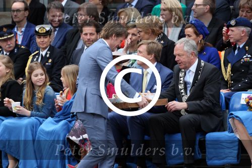 Zwolle 27 april 2016
Koningsdag in Zwolle met Koning Willem Alexander Koningin Maxima Prinses Amalia Ariane Alexia Prins Constantijn Prinses Laurentien Prins Maurits Prinses Marilene Prins Bernhard Prinses Annette Prins Pieter Christiaan Prinses Anita Prins Floris en Prinses Aimee.