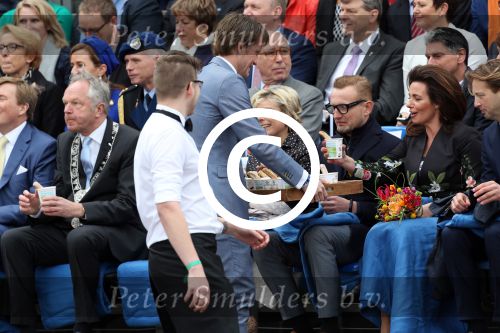 Zwolle 27 april 2016
Koningsdag in Zwolle met Koning Willem Alexander Koningin Maxima Prinses Amalia Ariane Alexia Prins Constantijn Prinses Laurentien Prins Maurits Prinses Marilene Prins Bernhard Prinses Annette Prins Pieter Christiaan Prinses Anita Prins Floris en Prinses Aimee.