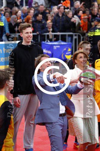 Zwolle 27 april 2016
Koningsdag in Zwolle met Koning Willem Alexander Koningin Maxima Prinses Amalia Ariane Alexia Prins Constantijn Prinses Laurentien Prins Maurits Prinses Marilene Prins Bernhard Prinses Annette Prins Pieter Christiaan Prinses Anita Prins Floris en Prinses Aimee.