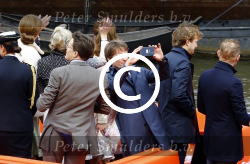 Zwolle 27 april 2016
Koningsdag in Zwolle met Koning Willem Alexander Koningin Maxima Prinses Amalia Ariane Alexia Prins Constantijn Prinses Laurentien Prins Maurits Prinses Marilene Prins Bernhard Prinses Annette Prins Pieter Christiaan Prinses Anita Prins Floris en Prinses Aimee.