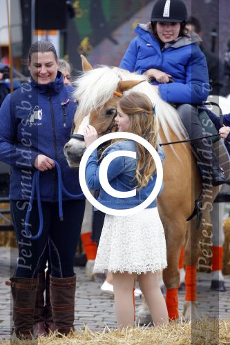Zwolle 27 april 2016
Koningsdag in Zwolle met Koning Willem Alexander Koningin Maxima Prinses Amalia Ariane Alexia Prins Constantijn Prinses Laurentien Prins Maurits Prinses Marilene Prins Bernhard Prinses Annette Prins Pieter Christiaan Prinses Anita Prins Floris en Prinses Aimee.