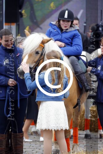 Zwolle 27 april 2016
Koningsdag in Zwolle met Koning Willem Alexander Koningin Maxima Prinses Amalia Ariane Alexia Prins Constantijn Prinses Laurentien Prins Maurits Prinses Marilene Prins Bernhard Prinses Annette Prins Pieter Christiaan Prinses Anita Prins Floris en Prinses Aimee.
