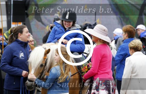 Zwolle 27 april 2016
Koningsdag in Zwolle met Koning Willem Alexander Koningin Maxima Prinses Amalia Ariane Alexia Prins Constantijn Prinses Laurentien Prins Maurits Prinses Marilene Prins Bernhard Prinses Annette Prins Pieter Christiaan Prinses Anita Prins Floris en Prinses Aimee.