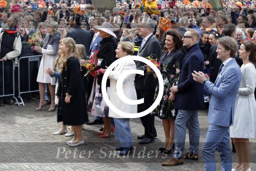 Zwolle 27 april 2016
Koningsdag in Zwolle met Koning Willem Alexander Koningin Maxima Prinses Amalia Ariane Alexia Prins Constantijn Prinses Laurentien Prins Maurits Prinses Marilene Prins Bernhard Prinses Annette Prins Pieter Christiaan Prinses Anita Prins Floris en Prinses Aimee.