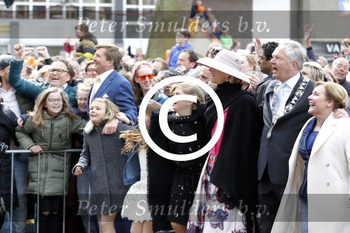 Zwolle 27 april 2016
Koningsdag in Zwolle met Koning Willem Alexander Koningin Maxima Prinses Amalia Ariane Alexia Prins Constantijn Prinses Laurentien Prins Maurits Prinses Marilene Prins Bernhard Prinses Annette Prins Pieter Christiaan Prinses Anita Prins Floris en Prinses Aimee.