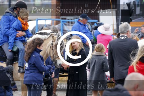 Zwolle 27 april 2016
Koningsdag in Zwolle met Koning Willem Alexander Koningin Maxima Prinses Amalia Ariane Alexia Prins Constantijn Prinses Laurentien Prins Maurits Prinses Marilene Prins Bernhard Prinses Annette Prins Pieter Christiaan Prinses Anita Prins Floris en Prinses Aimee.