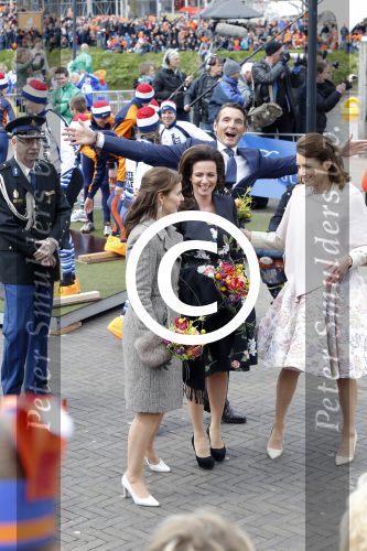 Zwolle 27 april 2016
Koningsdag in Zwolle met Koning Willem Alexander Koningin Maxima Prinses Amalia Ariane Alexia Prins Constantijn Prinses Laurentien Prins Maurits Prinses Marilene Prins Bernhard Prinses Annette Prins Pieter Christiaan Prinses Anita Prins Floris en Prinses Aimee.
