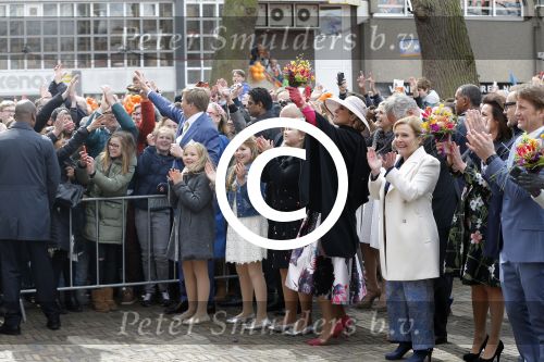 Zwolle 27 april 2016
Koningsdag in Zwolle met Koning Willem Alexander Koningin Maxima Prinses Amalia Ariane Alexia Prins Constantijn Prinses Laurentien Prins Maurits Prinses Marilene Prins Bernhard Prinses Annette Prins Pieter Christiaan Prinses Anita Prins Floris en Prinses Aimee.