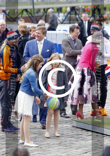 Zwolle 27 april 2016
Koningsdag in Zwolle met Koning Willem Alexander Koningin Maxima Prinses Amalia Ariane Alexia Prins Constantijn Prinses Laurentien Prins Maurits Prinses Marilene Prins Bernhard Prinses Annette Prins Pieter Christiaan Prinses Anita Prins Floris en Prinses Aimee.