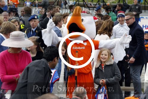 Zwolle 27 april 2016
Koningsdag in Zwolle met Koning Willem Alexander Koningin Maxima Prinses Amalia Ariane Alexia Prins Constantijn Prinses Laurentien Prins Maurits Prinses Marilene Prins Bernhard Prinses Annette Prins Pieter Christiaan Prinses Anita Prins Floris en Prinses Aimee.