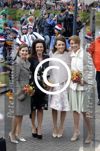 Zwolle 27 april 2016
Koningsdag in Zwolle met Koning Willem Alexander Koningin Maxima Prinses Amalia Ariane Alexia Prins Constantijn Prinses Laurentien Prins Maurits Prinses Marilene Prins Bernhard Prinses Annette Prins Pieter Christiaan Prinses Anita Prins Floris en Prinses Aimee.