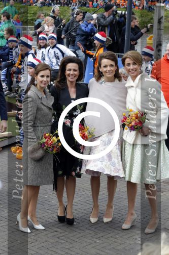 Zwolle 27 april 2016
Koningsdag in Zwolle met Koning Willem Alexander Koningin Maxima Prinses Amalia Ariane Alexia Prins Constantijn Prinses Laurentien Prins Maurits Prinses Marilene Prins Bernhard Prinses Annette Prins Pieter Christiaan Prinses Anita Prins Floris en Prinses Aimee.