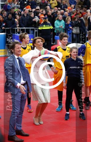 Zwolle 27 april 2016
Koningsdag in Zwolle met Koning Willem Alexander Koningin Maxima Prinses Amalia Ariane Alexia Prins Constantijn Prinses Laurentien Prins Maurits Prinses Marilene Prins Bernhard Prinses Annette Prins Pieter Christiaan Prinses Anita Prins Floris en Prinses Aimee.
