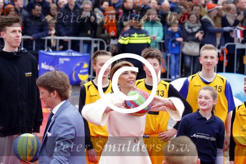 Zwolle 27 april 2016
Koningsdag in Zwolle met Koning Willem Alexander Koningin Maxima Prinses Amalia Ariane Alexia Prins Constantijn Prinses Laurentien Prins Maurits Prinses Marilene Prins Bernhard Prinses Annette Prins Pieter Christiaan Prinses Anita Prins Floris en Prinses Aimee.
