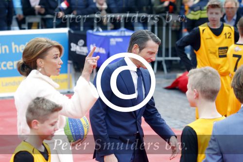 Zwolle 27 april 2016
Koningsdag in Zwolle met Koning Willem Alexander Koningin Maxima Prinses Amalia Ariane Alexia Prins Constantijn Prinses Laurentien Prins Maurits Prinses Marilene Prins Bernhard Prinses Annette Prins Pieter Christiaan Prinses Anita Prins Floris en Prinses Aimee.