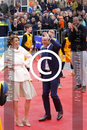 Zwolle 27 april 2016
Koningsdag in Zwolle met Koning Willem Alexander Koningin Maxima Prinses Amalia Ariane Alexia Prins Constantijn Prinses Laurentien Prins Maurits Prinses Marilene Prins Bernhard Prinses Annette Prins Pieter Christiaan Prinses Anita Prins Floris en Prinses Aimee.