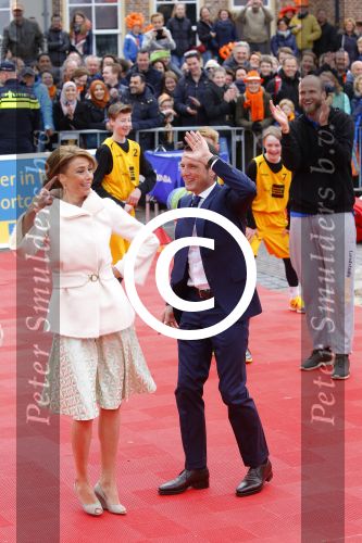 Zwolle 27 april 2016
Koningsdag in Zwolle met Koning Willem Alexander Koningin Maxima Prinses Amalia Ariane Alexia Prins Constantijn Prinses Laurentien Prins Maurits Prinses Marilene Prins Bernhard Prinses Annette Prins Pieter Christiaan Prinses Anita Prins Floris en Prinses Aimee.
