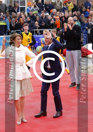 Zwolle 27 april 2016
Koningsdag in Zwolle met Koning Willem Alexander Koningin Maxima Prinses Amalia Ariane Alexia Prins Constantijn Prinses Laurentien Prins Maurits Prinses Marilene Prins Bernhard Prinses Annette Prins Pieter Christiaan Prinses Anita Prins Floris en Prinses Aimee.