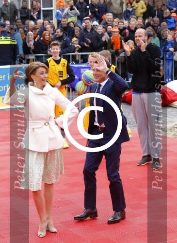 Zwolle 27 april 2016
Koningsdag in Zwolle met Koning Willem Alexander Koningin Maxima Prinses Amalia Ariane Alexia Prins Constantijn Prinses Laurentien Prins Maurits Prinses Marilene Prins Bernhard Prinses Annette Prins Pieter Christiaan Prinses Anita Prins Floris en Prinses Aimee.