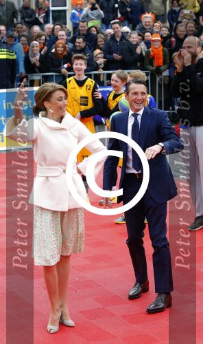 Zwolle 27 april 2016
Koningsdag in Zwolle met Koning Willem Alexander Koningin Maxima Prinses Amalia Ariane Alexia Prins Constantijn Prinses Laurentien Prins Maurits Prinses Marilene Prins Bernhard Prinses Annette Prins Pieter Christiaan Prinses Anita Prins Floris en Prinses Aimee.