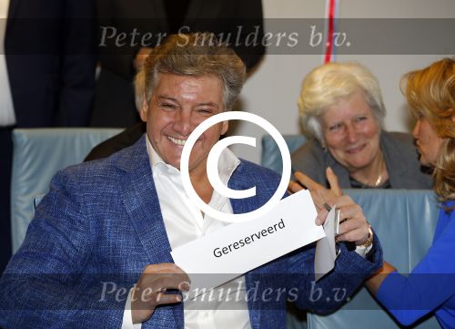 Blaricum 26 april 2016
Natasja Froger krijgt lintje voor al haar verdiensten voor onze samenleving. Haar man Rene  familie vader  moeder en vriendinnen zijn er natuurlijk bij.
