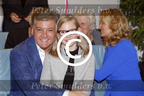 Blaricum 26 april 2016
Natasja Froger krijgt lintje voor al haar verdiensten voor onze samenleving. Haar man Rene  familie vader  moeder en vriendinnen zijn er natuurlijk bij.