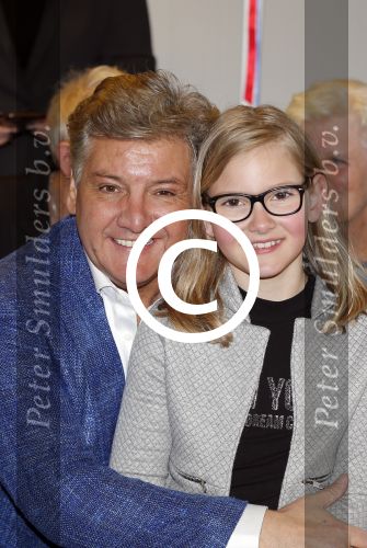 Blaricum 26 april 2016
Natasja Froger krijgt lintje voor al haar verdiensten voor onze samenleving. Haar man Rene  familie vader  moeder en vriendinnen zijn er natuurlijk bij.