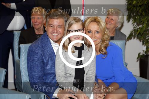 Blaricum 26 april 2016
Natasja Froger krijgt lintje voor al haar verdiensten voor onze samenleving. Haar man Rene  familie vader  moeder en vriendinnen zijn er natuurlijk bij.