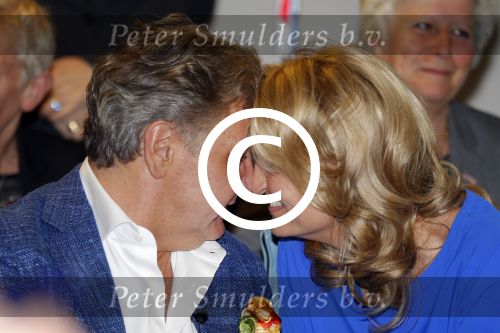 Blaricum 26 april 2016
Natasja Froger krijgt lintje voor al haar verdiensten voor onze samenleving. Haar man Rene  familie vader  moeder en vriendinnen zijn er natuurlijk bij.