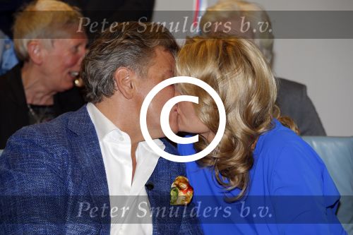 Blaricum 26 april 2016
Natasja Froger krijgt lintje voor al haar verdiensten voor onze samenleving. Haar man Rene  familie vader  moeder en vriendinnen zijn er natuurlijk bij.