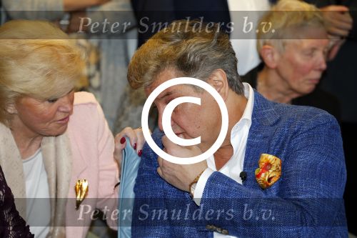 Blaricum 26 april 2016
Natasja Froger krijgt lintje voor al haar verdiensten voor onze samenleving. Haar man Rene  familie vader  moeder en vriendinnen zijn er natuurlijk bij.