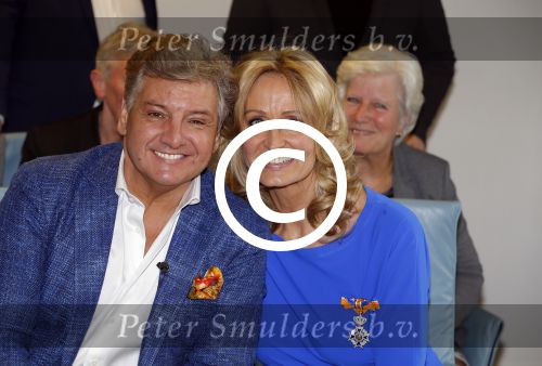 Blaricum 26 april 2016
Natasja Froger krijgt lintje voor al haar verdiensten voor onze samenleving. Haar man Rene  familie vader  moeder en vriendinnen zijn er natuurlijk bij.
