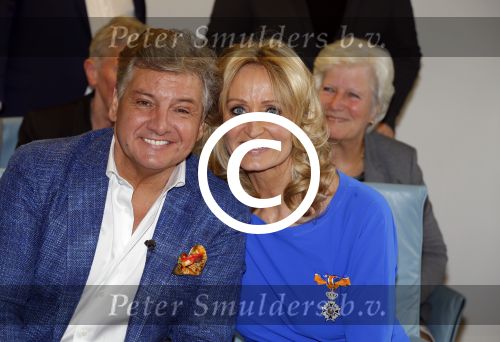 Blaricum 26 april 2016
Natasja Froger krijgt lintje voor al haar verdiensten voor onze samenleving. Haar man Rene  familie vader  moeder en vriendinnen zijn er natuurlijk bij.