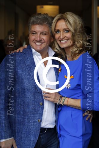 Blaricum 26 april 2016
Natasja Froger krijgt lintje voor al haar verdiensten voor onze samenleving. Haar man Rene  familie vader  moeder en vriendinnen zijn er natuurlijk bij.