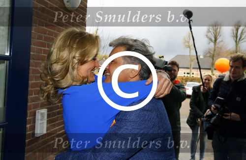 Blaricum 26 april 2016
Natasja Froger krijgt lintje voor al haar verdiensten voor onze samenleving. Haar man Rene  familie vader  moeder en vriendinnen zijn er natuurlijk bij.
