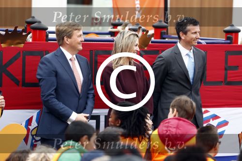 Amsterdam 22 april 2016
Koning Willem Alexander en Koningin Maxima bij de opening van de koningsspelen in Amsterdam.
Richard Krajicek vangt ze op en Johnny de Mol doet de presentatie.