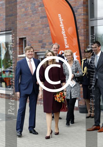 Amsterdam 22 april 2016
Koning Willem Alexander en Koningin Maxima bij de opening van de koningsspelen in Amsterdam.
Richard Krajicek vangt ze op en Johnny de Mol doet de presentatie.