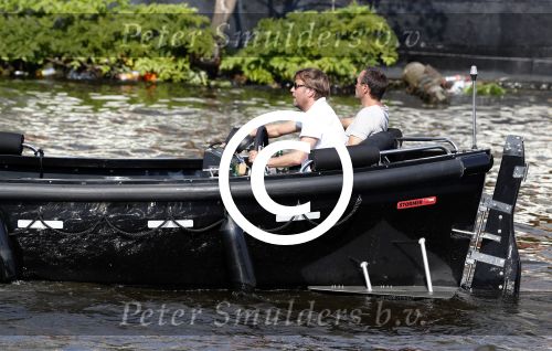 Amsterdam 7 mei 2016 
Rob Witschge en zijn vrouw Barbara aan het varen met Johnny en Danielle van t schip en hun dochter.