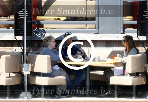 Amsterdam 9 mei 2016
Ruud Gullit aan het lunchen bij the harbour club met zijn moeder Ria en vriendin Karin de Rooij.