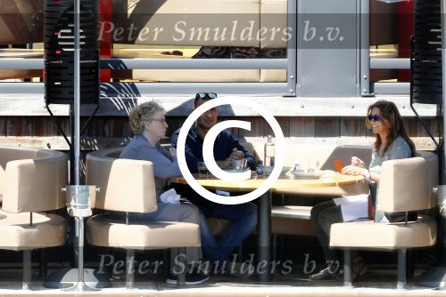 Amsterdam 9 mei 2016
Ruud Gullit aan het lunchen bij the harbour club met zijn moeder Ria en vriendin Karin de Rooij.