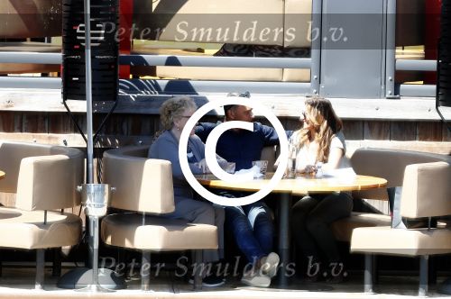 Amsterdam 9 mei 2016
Ruud Gullit aan het lunchen bij the harbour club met zijn moeder Ria en vriendin Karin de Rooij.