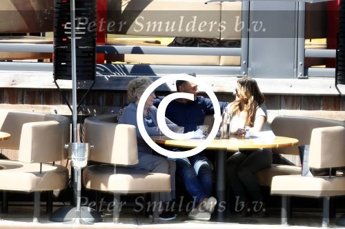 Amsterdam 9 mei 2016
Ruud Gullit aan het lunchen bij the harbour club met zijn moeder Ria en vriendin Karin de Rooij.